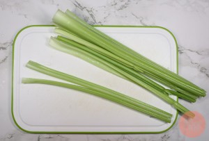 养生食补芹菜炒腊肠的做法