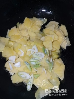 尖椒土豆片的做法。