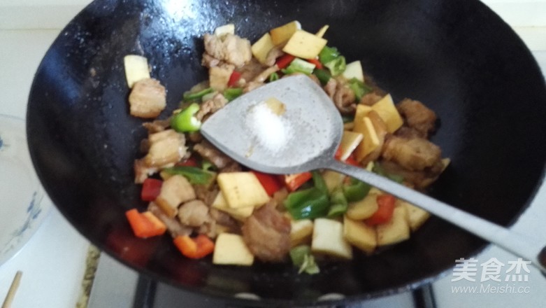 五花肉烧茭白