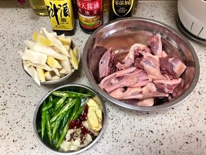 健康养生佳品家常笋子烧鸭的做法