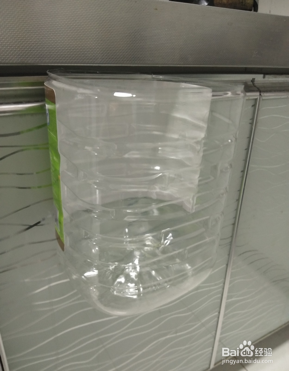 家庭小妙招-可挂厨房柜门垃圾桶的制作方法