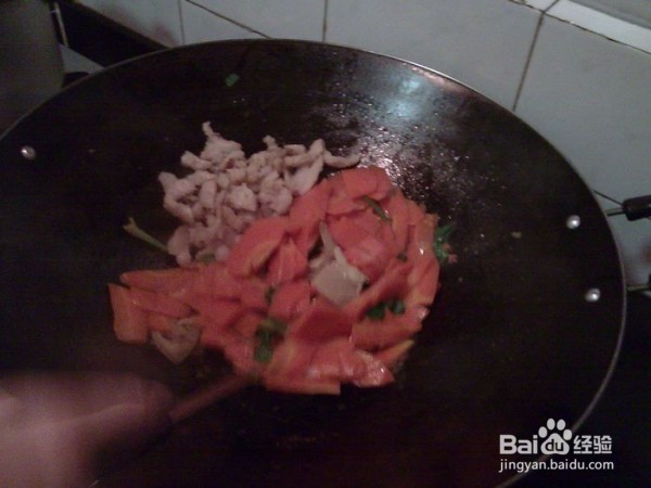 猪颈肉炒胡萝卜的做法