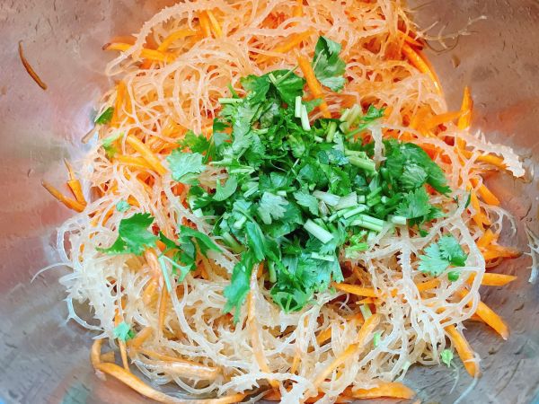 胡萝卜凉拌龙须菜