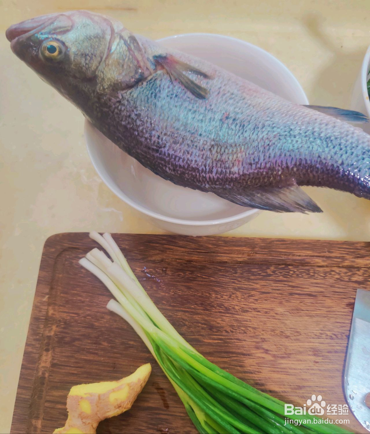 韭菜拌鲈鱼的做法