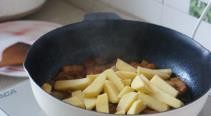 如何做土豆红烧肉