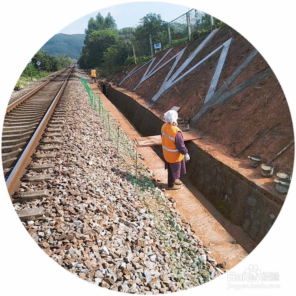 作业区域与铁路线路之间隔离栏的设置要求?