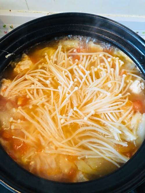 放入金针菇,在煮3-5分钟