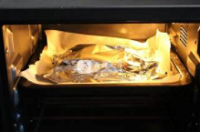 用微波炉烤出美味可口的黑胡椒烤大蒜