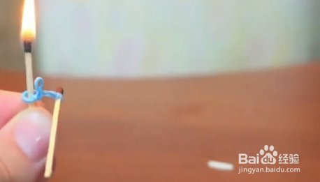 如何巧妙点燃火柴?