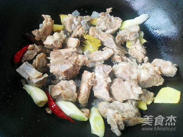 板栗排骨煲的做法