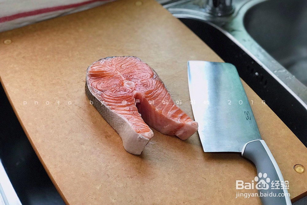 <b>怎么做三文鱼扒的切割和腌制</b>