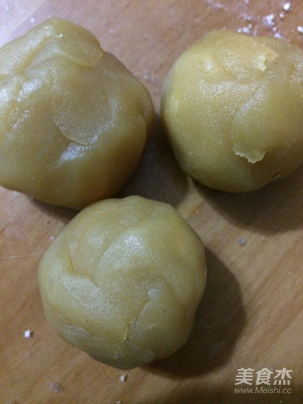 咸甜结合的莲蓉肉松蛋黄月饼