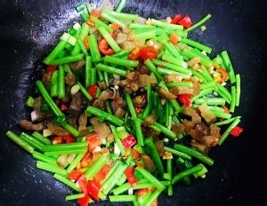 如何做茼蒿杆炒油渣