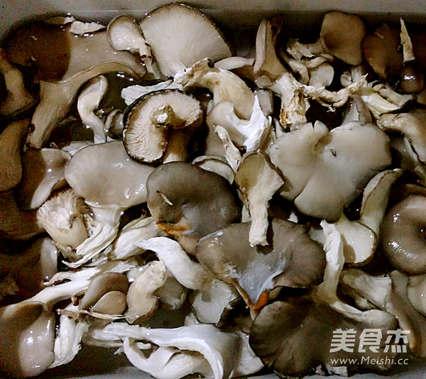 秘制鸡肉炒蘑菇