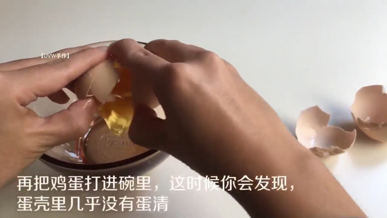 磕鸡蛋时如何防止蛋清过多遗留