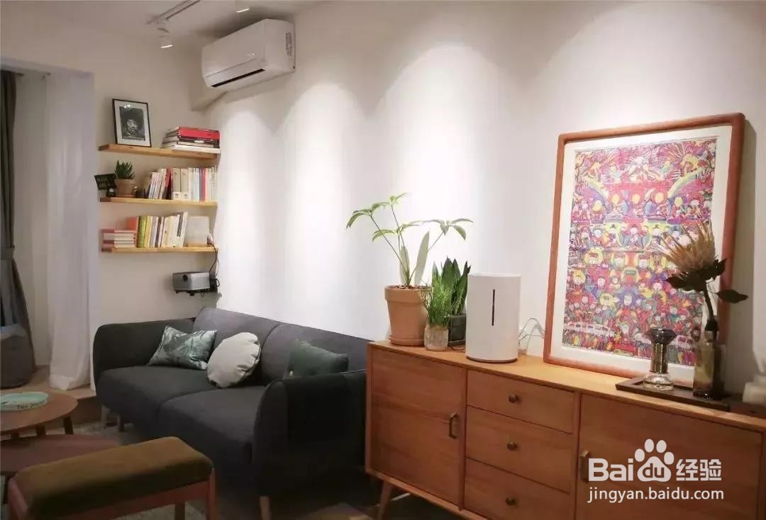 60平的原木风小户型，把收纳做成嵌入式的