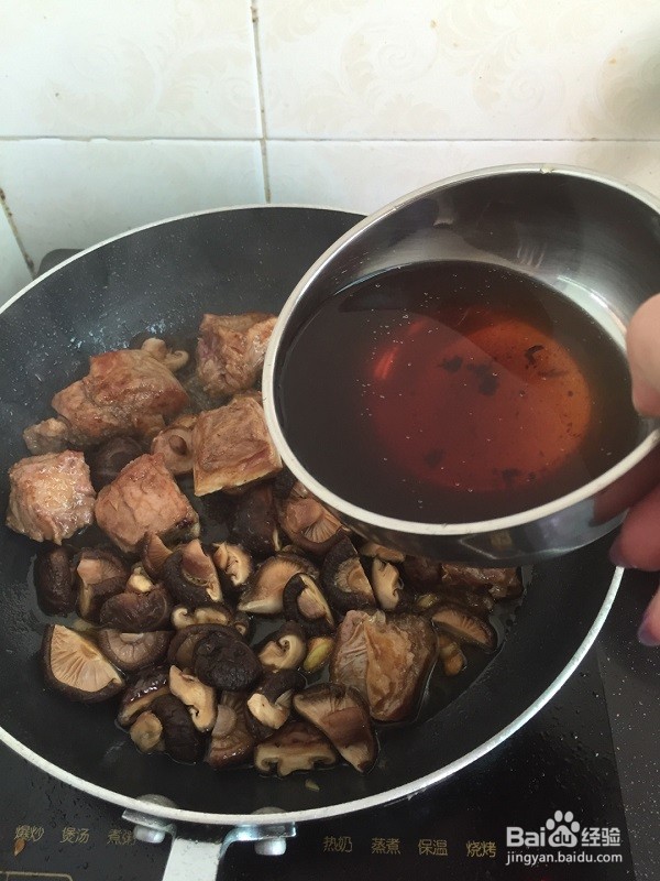 香菇焖排骨怎么做