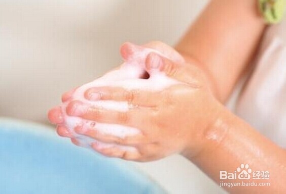 新生儿爱吃手怎么办？