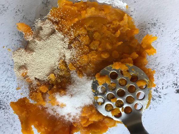 南瓜紫薯发面饼