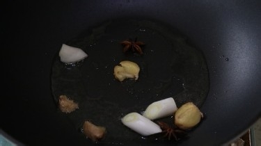 如何做一道东北口味的猪肉炖粉条？