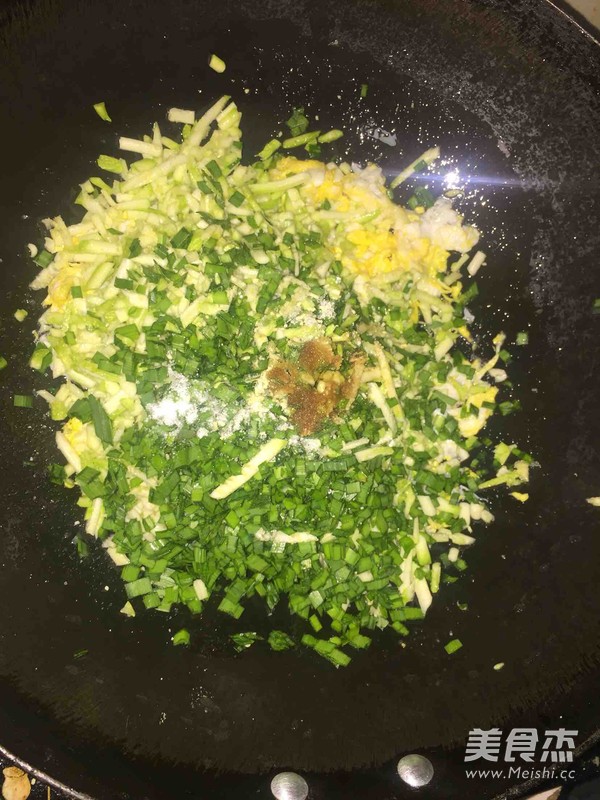 韭菜鸡蛋西葫锅贴