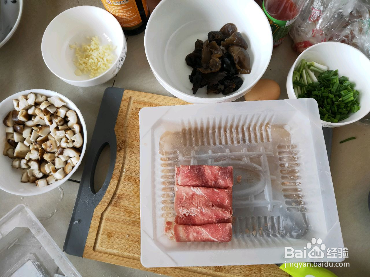 菌汤鸡蛋肥牛面的做法