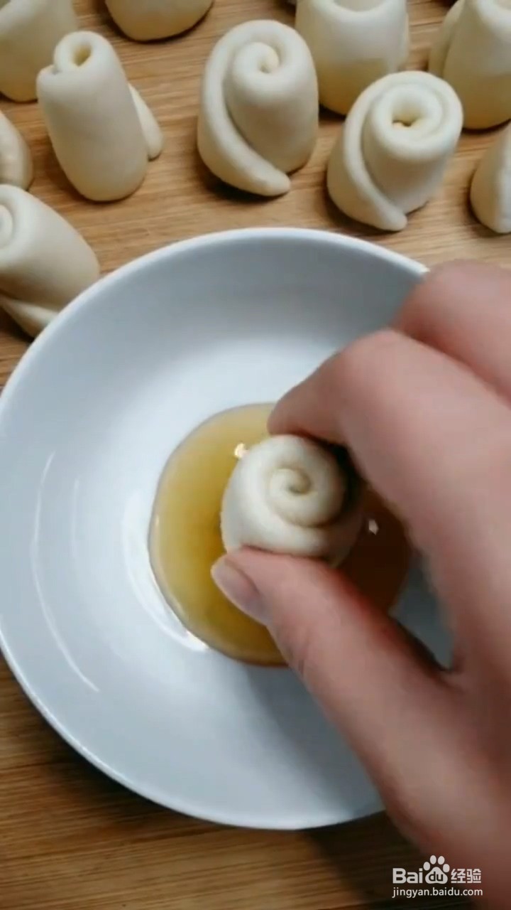 如何制作松软好吃的蜂蜜小面包