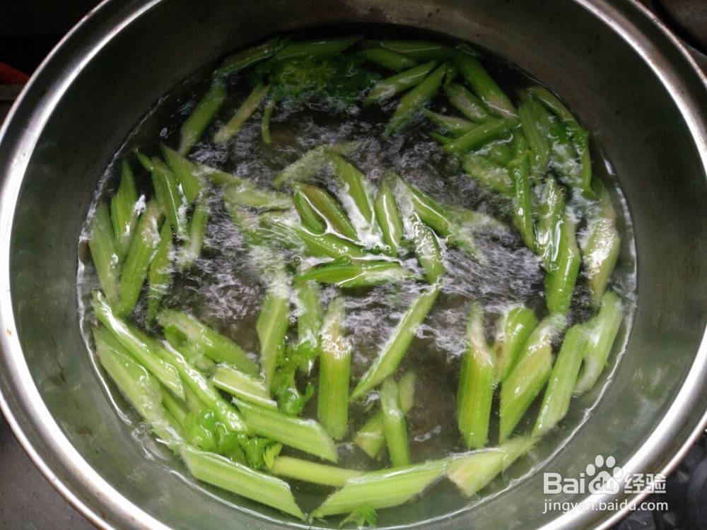 老厨师教你做西芹烧鱿鱼卷