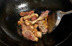 腊鸭腿炖萝卜省着吃的做法