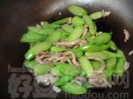 板筋肉炒芥蓝头--做法