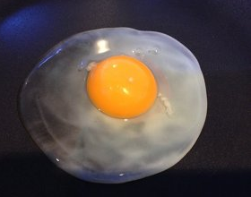 煎鸡蛋时怎样油才不会乱溅