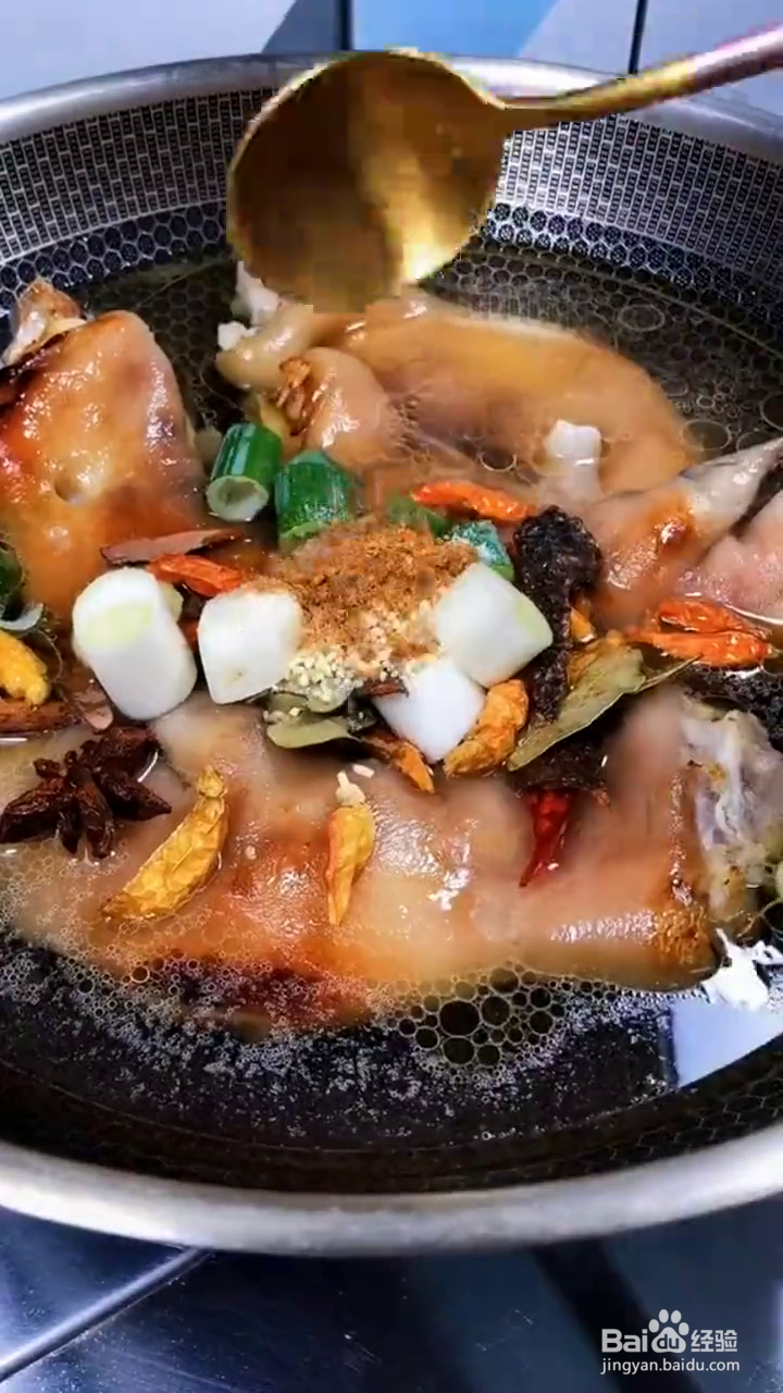 如何制作好吃软烂的红烧猪蹄？