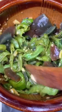 怎么用螺丝椒和皮蛋做好吃的美食呢