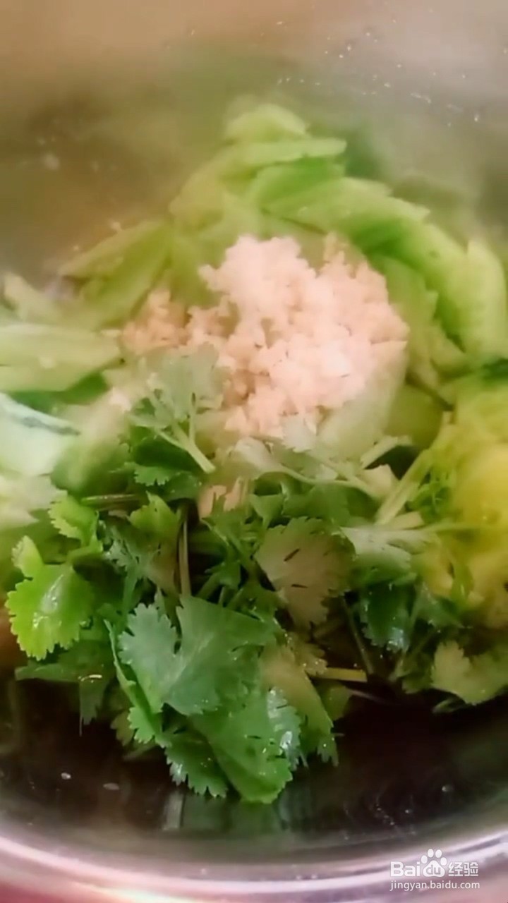 如何腌制美味爽口的手拍黄瓜