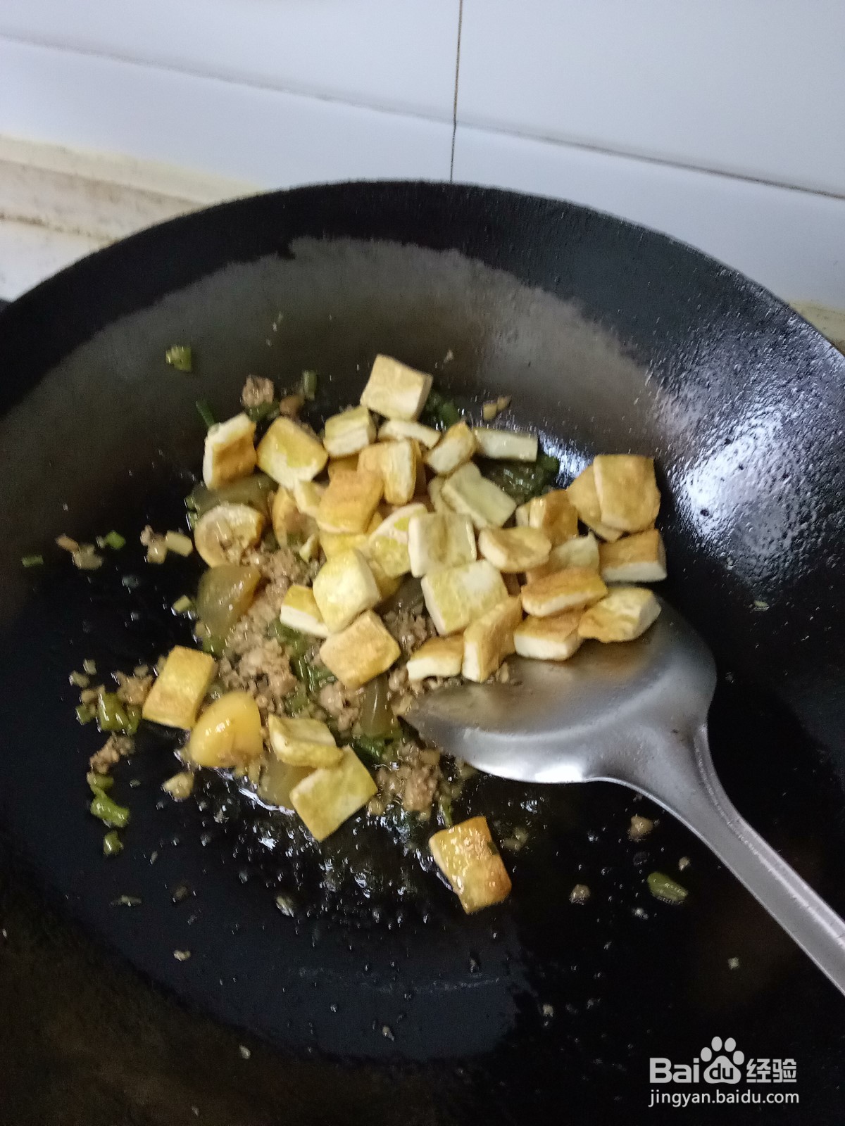 剩肉酱炒皮蛋豆腐