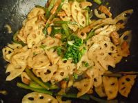 青椒肉片炒脆藕的做法