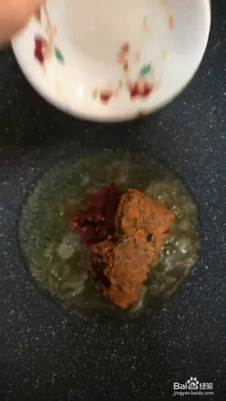 如何制作香辣好吃的肥肠血旺?