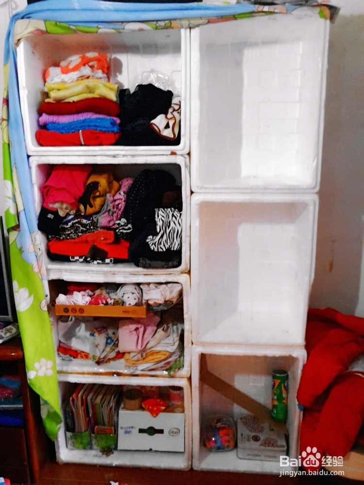 用泡沫箱DIY的简易衣柜