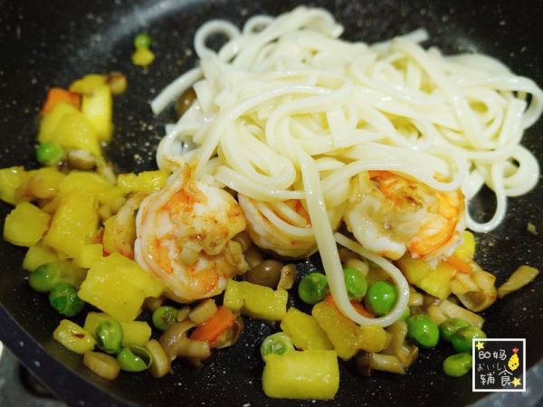 菠萝酸奶鲜虾拌乌冬