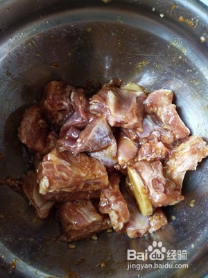 在家就可以做得香辣排骨蒸土豆