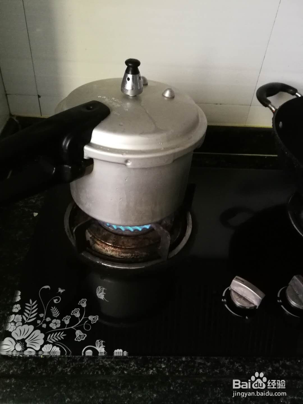 猪骨花生土豆汤