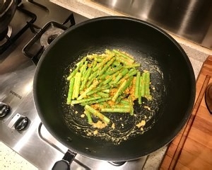 蛋炒芦笋的做法