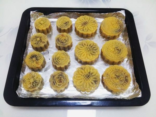 广式豆沙蛋黄月饼
