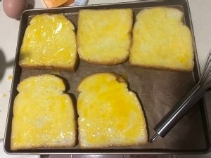 烤鸡蛋面包片的做法