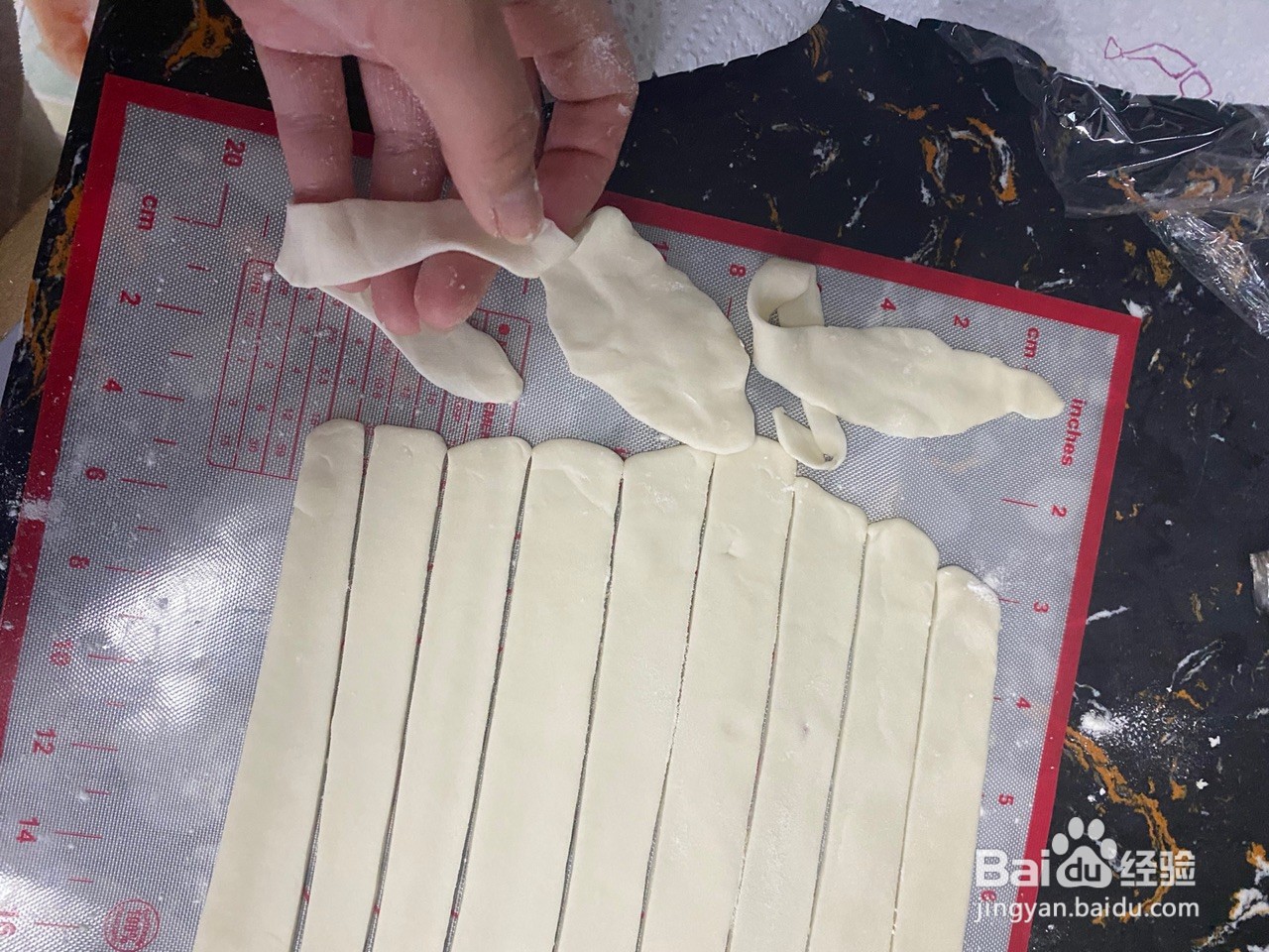 新疆大盘鸡的手工拉面条