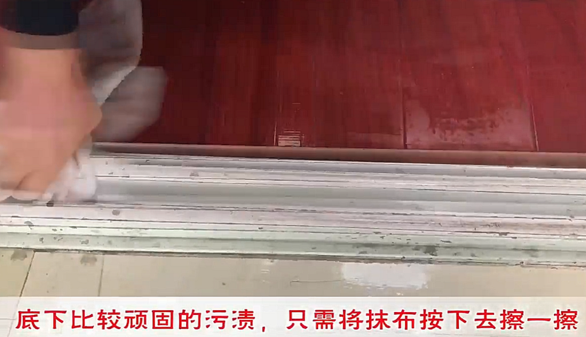 如何清理窗户缝隙