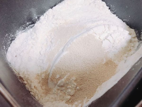 玉米沙拉火腿肠面包