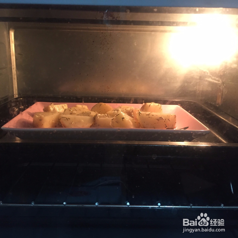 三分钟制作烤土豆块的方法