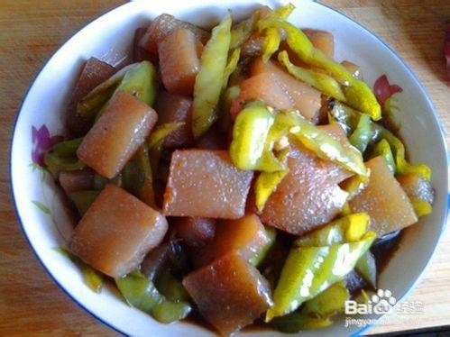 <b>怎么做简单又好吃的魔芋豆腐炒青椒</b>