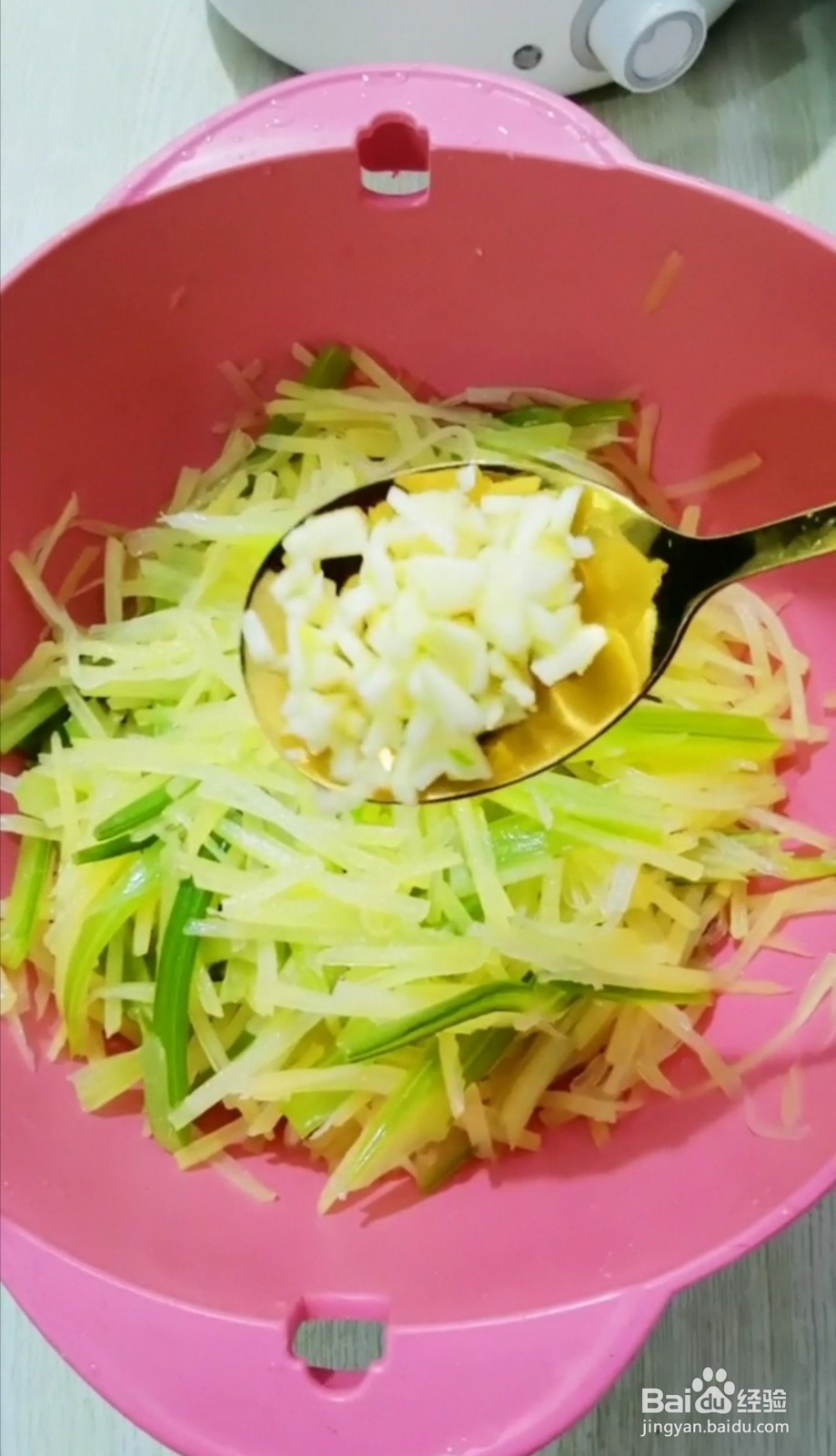土豆丝炒芹菜的做法